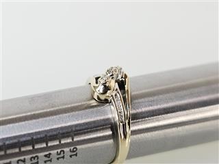 10K Yellow Gold APX 1/10 CTW Round Baguette Diamond Ring SZ 6.5